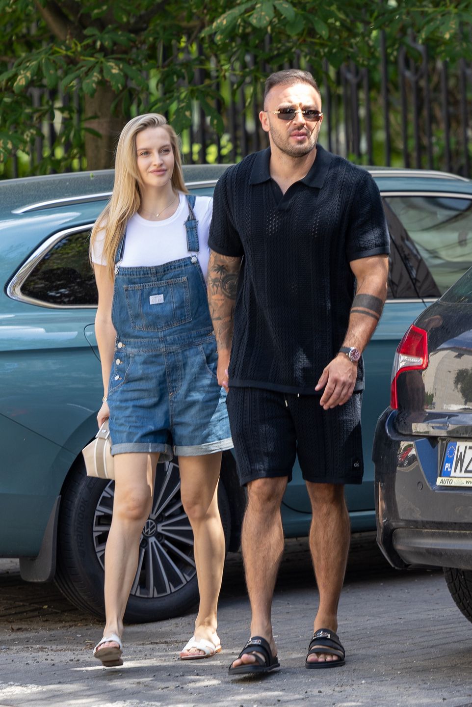 Ciężarna Karolina Pisarek spaceruje z mężem pod rękę