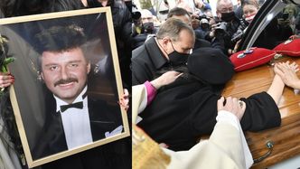 Pogrzeb Krzysztofa Krawczyka. Pogrążona w smutku Ewa Krawczyk całuje trumnę męża