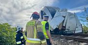 Żelistrzewo: Wypadek na przejeździe kolejowym. Kierowca mercedesa wjechał pod pociąg