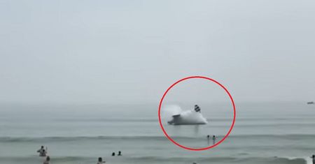 Koszmar na plaży. Samolot runął do wody