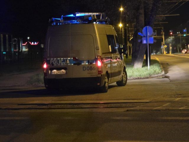Na ul. Zemborzyckiej wjechał w pociąg. Kierowca hondy odjechał z mandatem (zdjęcia)