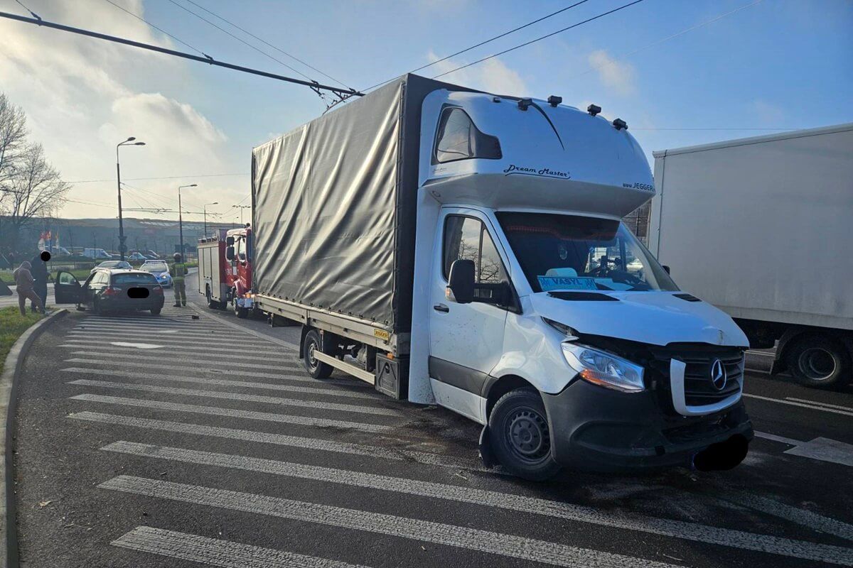 Zderzenie BMW z dostawczym mercedesem na rondzie Mohyły