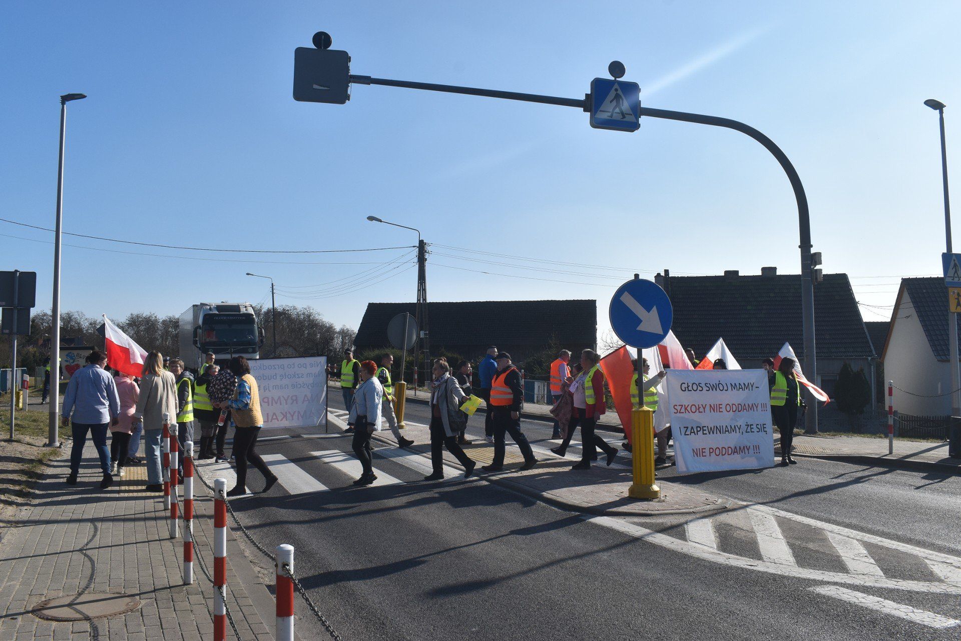 Rodzice i nauczyciele walczą o szkołę w Gęstowicach