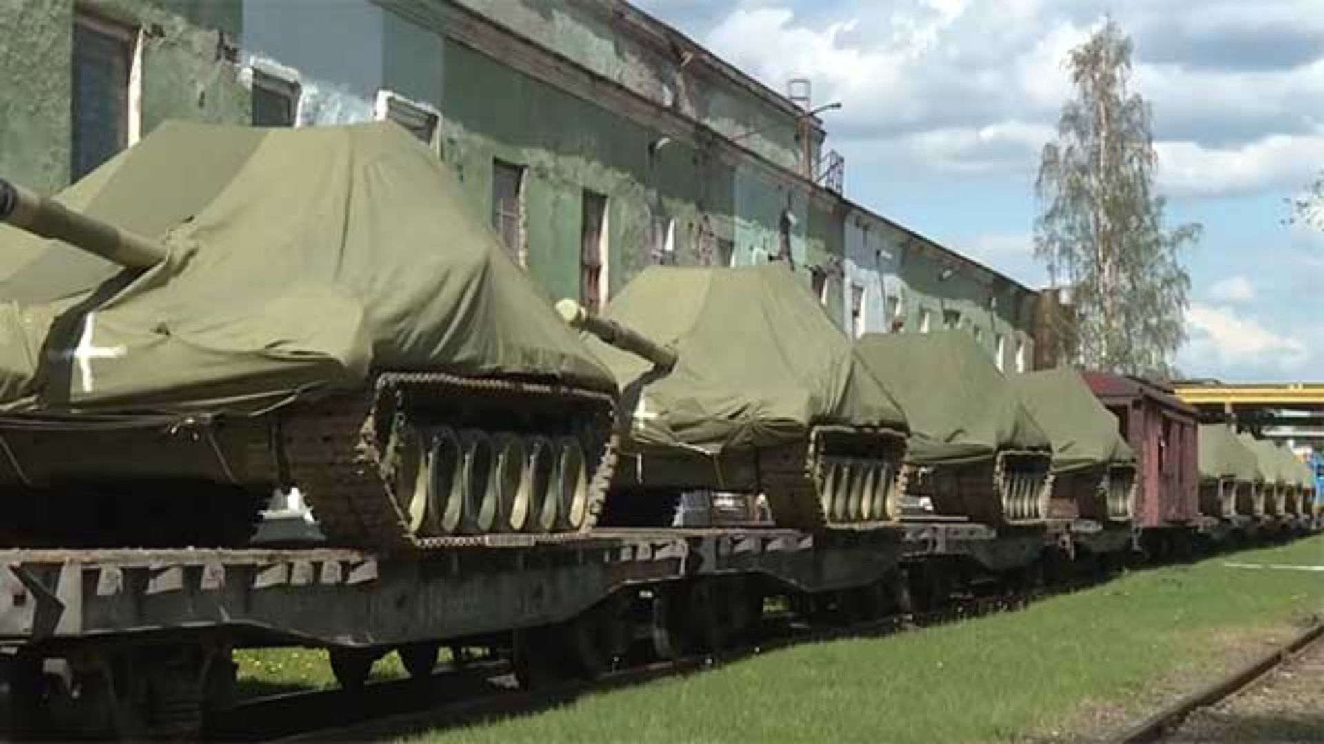 Czołgi wysyłane z zakłądu Uralvagonzavod.