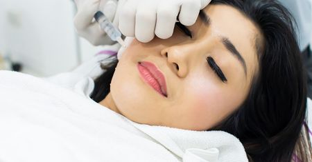 Nieudany botox – czoło, usta, policzki. Co robić?