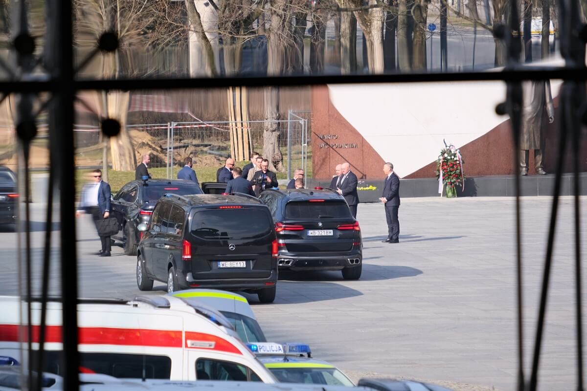 Prezydent Andrzej Duda złożył kwiaty pod pomnikiem prezydenta Lecha Kaczyńskiego w Lublinie
