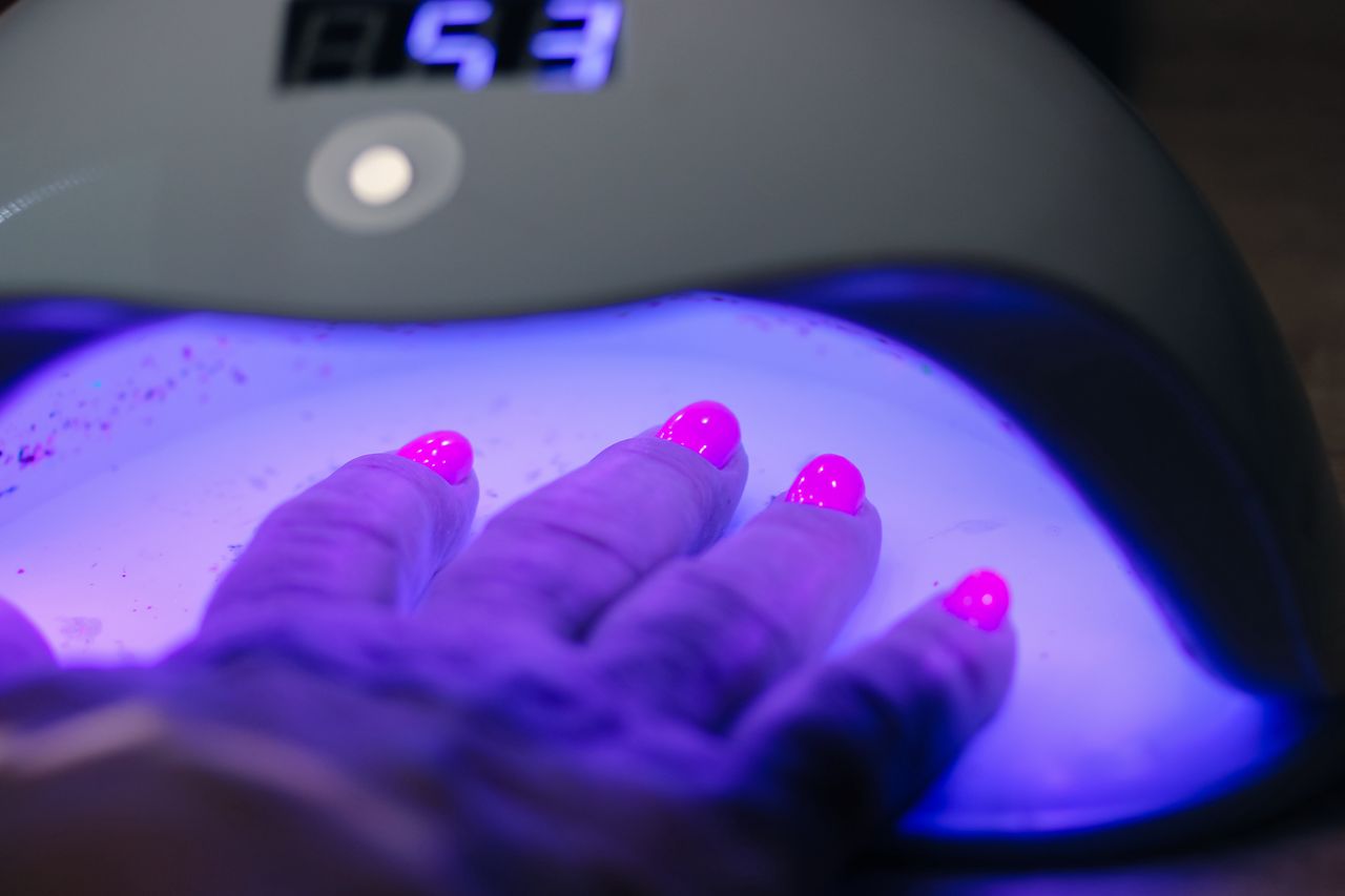 Robisz regularnie hybrydę? Dermatolożka mówi o groźnych konsekwencjach