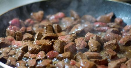 Będzie ubywać mięsa na stołach Polaków. Eksperci radzą ograniczyć spożycie nawet o dwie trzecie