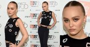 Lily-Rose Depp w ulizanych włosach wdzięczy się do fotografów