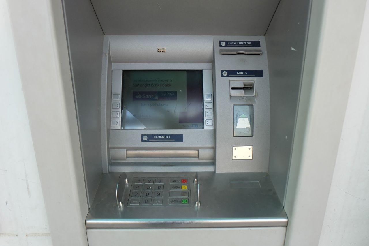 Ełk: Stał w kolejce do bankomatu i podsłuchał rozmowę seniora. Uratował jego pieniądze