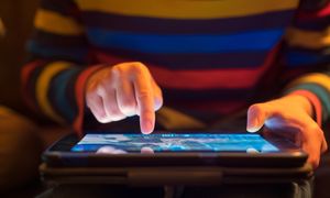 Polskie dzieci oglądają strony pornograficzne. KE alarmuje i pozywa Polskę do TSUE