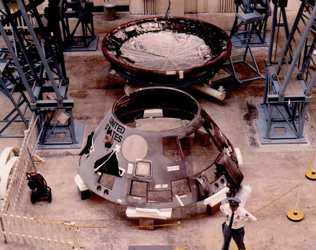 Spalony moduł dowodzenia Apollo 1 podczas badań po wypadku