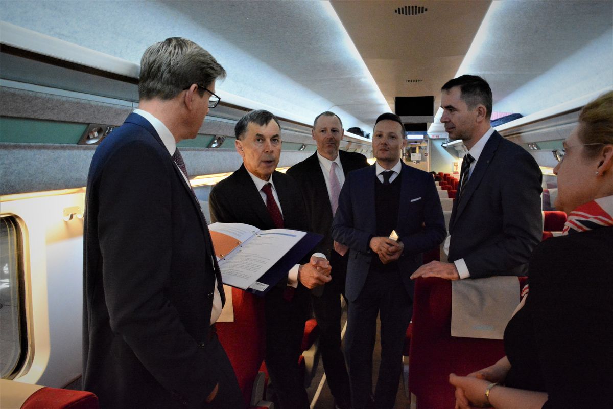 Czeska delegacja na pokładzie samolotu, Zdjęcie M. Kupka Twitter