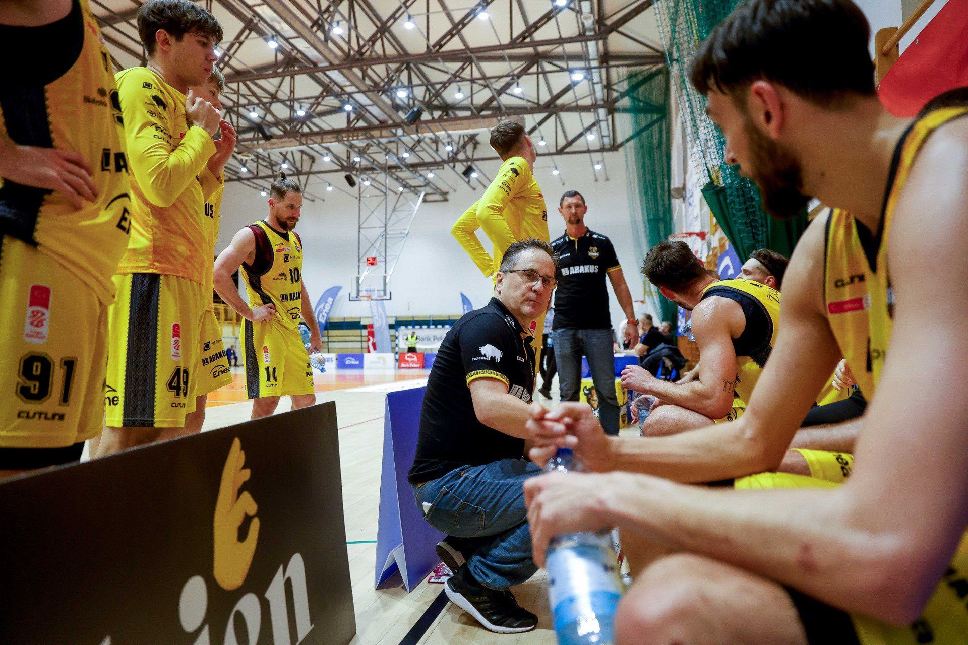 Trener koszykarzy Żubrów Abakus Okna Białystok Roman Skrzecz po porażce AZS Politechniką Opole podał się do dymisji