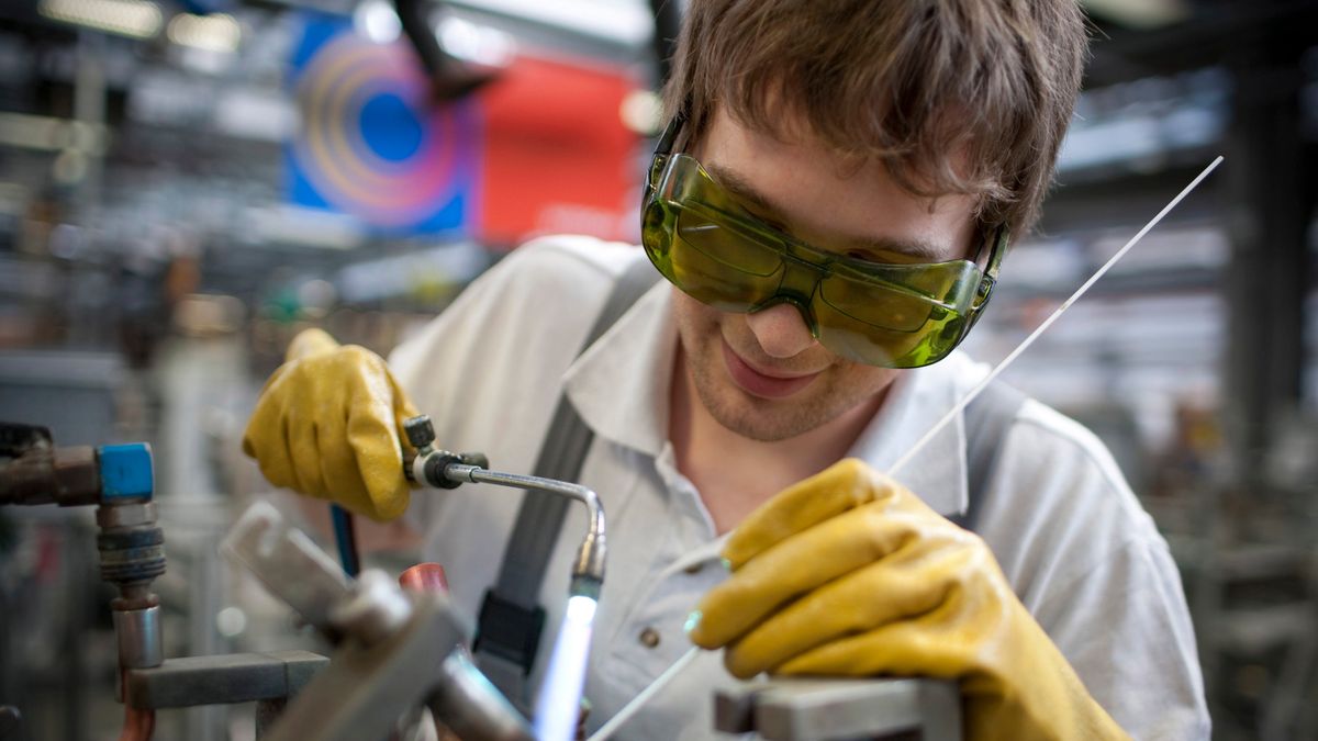 Na zdjęciu  pracownik firmy Viessmann