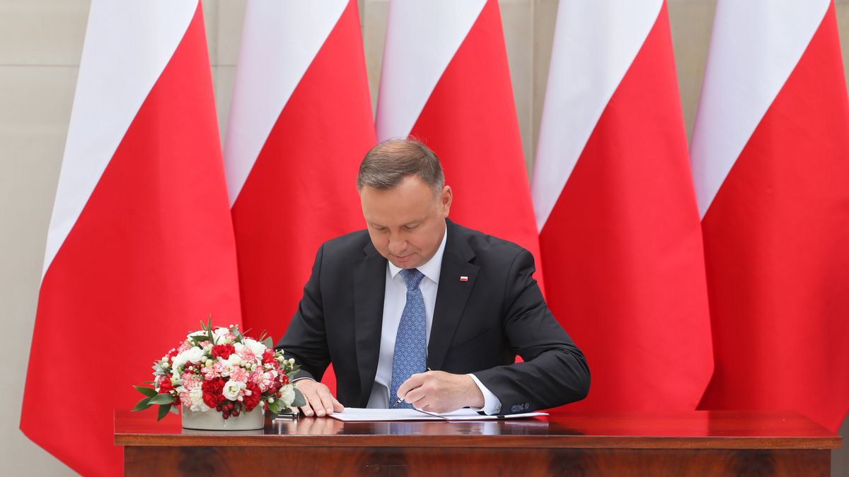 Andrzej Duda Warszawa, 06.07.2020. Prezydent Rzeczypospolitej Polskiej Andrzej Duda podczas podpisania projektu zmiany Konstytucji RP dot. zakazu adopcji przez pary homoseksualne w Pa�acu Prezydenckim w Warszawie, 6 bm. (kf) PAP/Pawe� SupernakPawe� Supernakkonstytucja, konstytucji, podpisanie, polityk, polityka, projekt, RP, zmiana, Andrzej Duda, g�owa pa�stwa, kampania, kandydat, prezydencka, prezydent rp, wyborcza, wybory prezydenckie 2020, adopcja dzieci, pary homoseksualne, pary jednop�ciowe, zakaz
