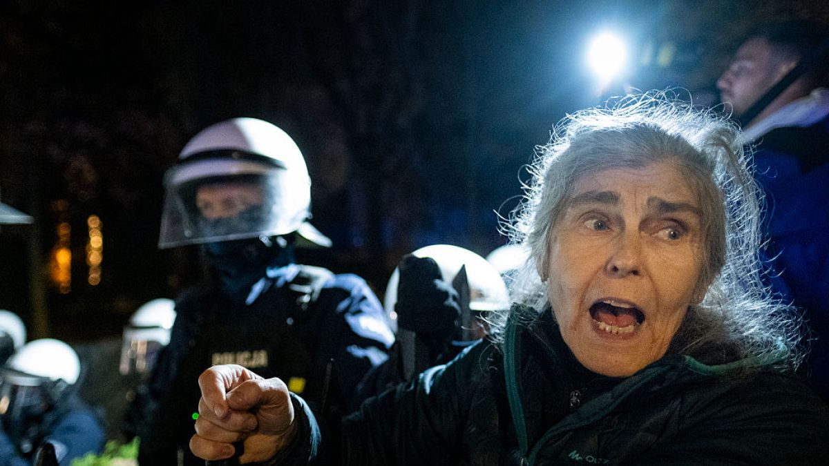 Protestujący próbowali przedostać się przez policyjną blokadę