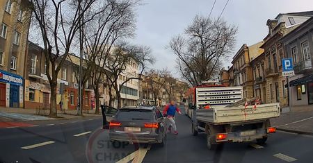 Krewki kierowca wysiadł z auta i zrobiło się nieprzyjemnie. „Zatrzymał się i wyszedł z samochodu, zaczął krzyczeć”