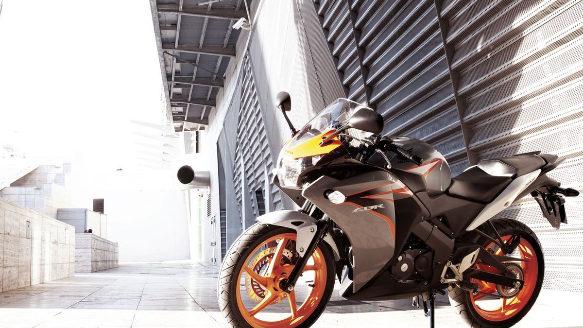 Na zdjęciu Honda CBR125R