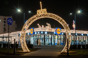 Lidl przy ul. Kasprowicza ze świąteczną iluminacją. 
