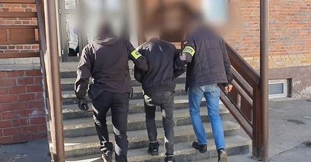 Jelenia Góra. 36-latek dokonywał rozbojów z użyciem atrapy broni. Wpadł w ręce policji
