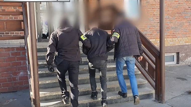 Jelenia Góra. 36-latek dokonywał rozbojów z użyciem atrapy broni. Wpadł w ręce policji