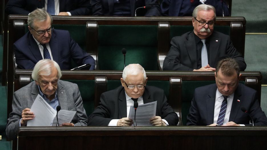 Warszawa, 18.10.2024. Prezes PiS Jarosław Kaczyński (C) oraz posłowie PiS Ryszard Terlecki (L) i Mariusz Błaszczak (P) na sali plenarnej Sejmu w Warszawie, 18 bm. Sejm wysłucha sprawozdania z działalności Prezesa Urzędu Ochrony Danych Osobowych w roku 2023. Posłowie zapoznają się też z przedstawionym przez Ministra Zdrowia dokumentem: Narodowa Strategia Onkologiczna, sprawozdanie za rok 2023. (amb) PAP/Tomasz Gzell
