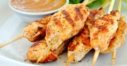 Grillowane kebaby z kurczaka z sałatką rukoli i ciecierzycy