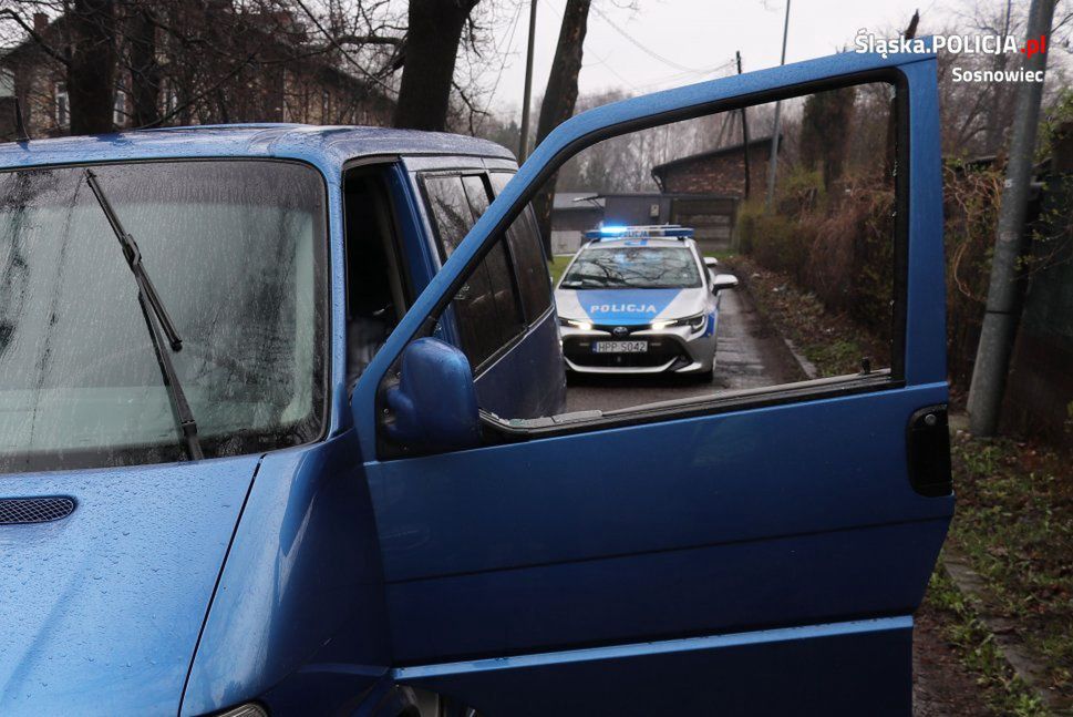 Śląskie. Pościg ulicami Sosnowca, uszkodzone auto policji. Kierowca pobudzony