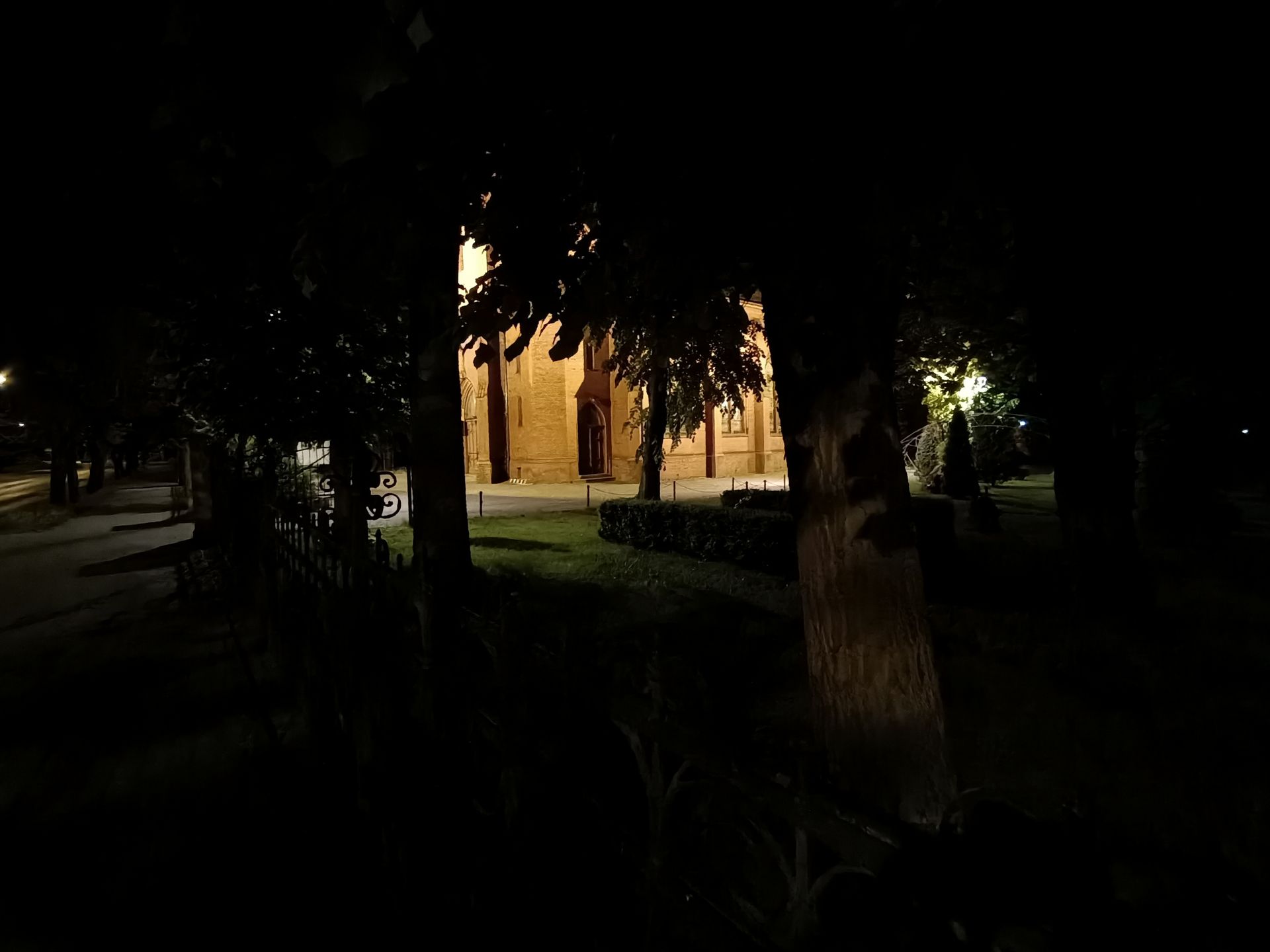 Taniej, ale i bardziej nijako. Test OPPO Reno 3 50
