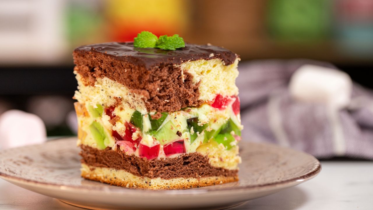 Biszkopt w 4 smakach połączę z kolorowymi kosteczkami. Babcia i dziadek będą zachwyceni