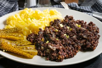 Pół świata się jej brzydzi, a Polacy uwielbiają. To skarbnica łatwo przyswajalnego żelaza