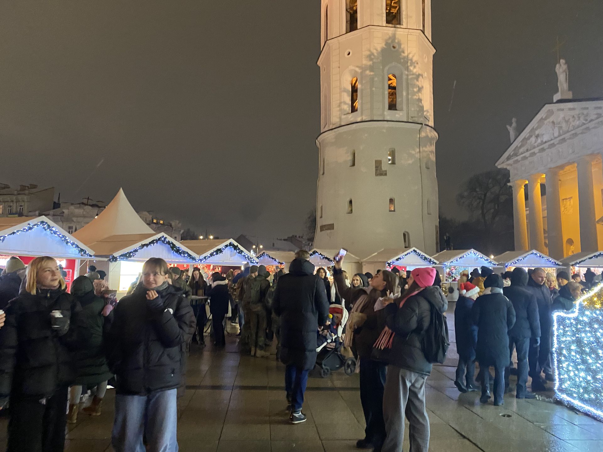 Tłumy turystów na jarmarku w Wilnie