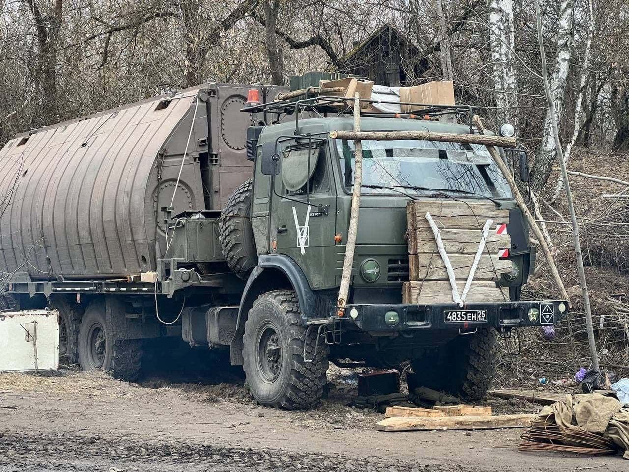 Desperacja Rosjan. Bronią konwojów drewnem
