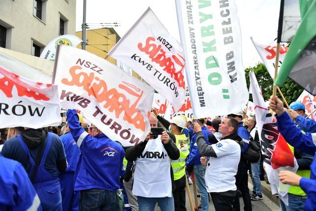 Wrocław, 26.05.2021. Pracownicy kopalni Turów podczas protestu przed siedzibą przedstawicielstwa Komisji Europejskiej i Parlamentu Europejskiego we Wrocławiu, 26 bm. w sprawie zamknięcia kopalni. Trybunał Sprawiedliwości Unii Europejskiej przychylił się do wniosku Czech i 21 bm. nakazał Polsce natychmiastowe wstrzymanie wydobycia w kopalni Turów do czasu merytorycznego rozstrzygnięcia. (sko) PAP/Maciej Kulczyński