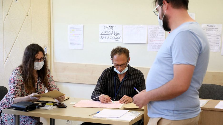 Arkadiusz Szczurek z Lotnej Brygady Opozycji w komisji wyborczej przy ul. Zawiszy na Woli