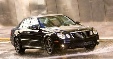 Mercedes-Benz E63 AMG - widowiskowy drift na deszczu [video]