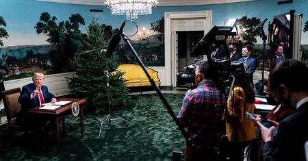 Donald Trump siedzi przy malutkim biurku. Jego zdjęcie szybko stało się memem