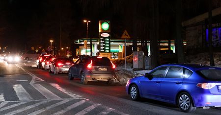 Kolejki na stacjach paliw. Rzeczniczka PKN Orlen wskazuje winnego