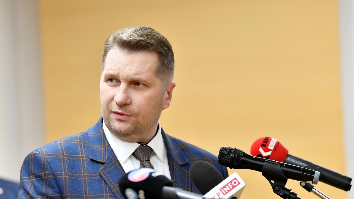 Przemys�aw CzarnekKielce, 06.12.2021. Minister edukacji i nauki Przemys�aw Czarnek  na Uniwersytecie Jana Kochanowskiego w Kielcach, 6 bm.  przekaza� rektorowi uczelni  dwa czeki na ��czn� kwot� ponad 12 mln z� na finansowanie bada� naukowych i prac nad rozwojem Collegium Medicum.  (pp/dw) PAP/Piotr PolakPiotr Polakczek czeki, edukacja, finansowanie, inwestycje, MEiN, minister edukacji i nauki, nauczanie, nauka, program, przekazanie, rektor, rozw�j, szko�a wy�sza, uczelnia, uniwersytet, uroczyste, w�adze