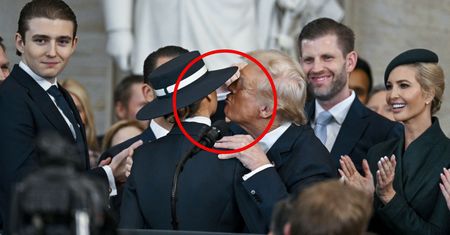 Co tu się stało? Dziwny pocałunek Trumpa i Melanii