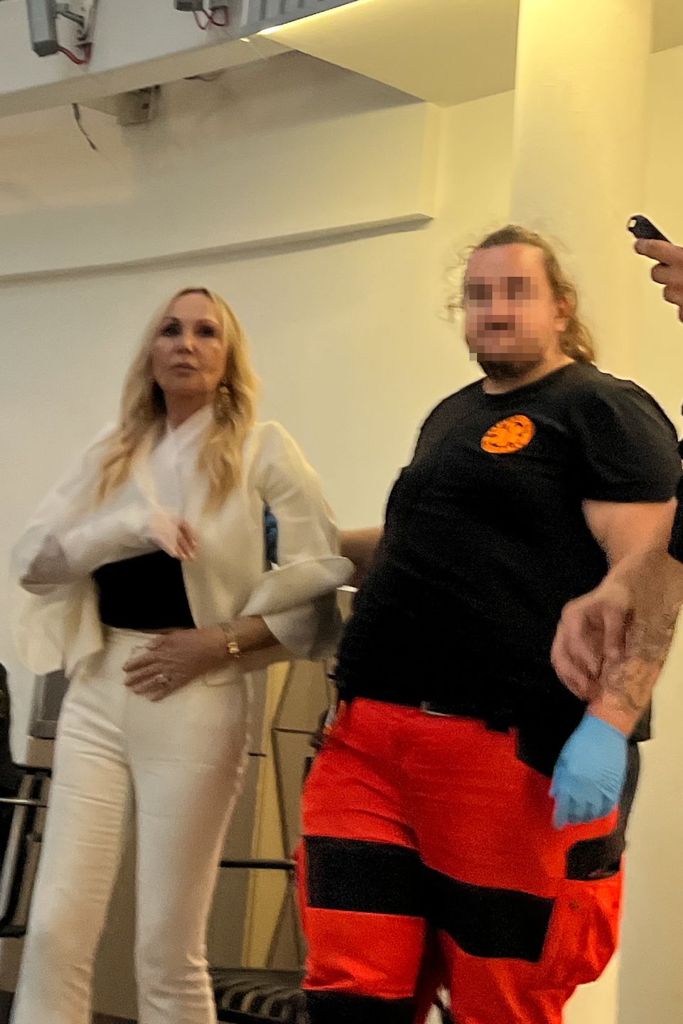 Karetka zabiera Helenę Deeds z premiery filmu