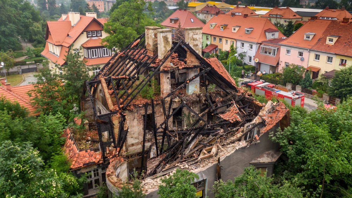 W Świebodzicach zawalił się zabytkowy budynek. Służby szukały ocalałych  