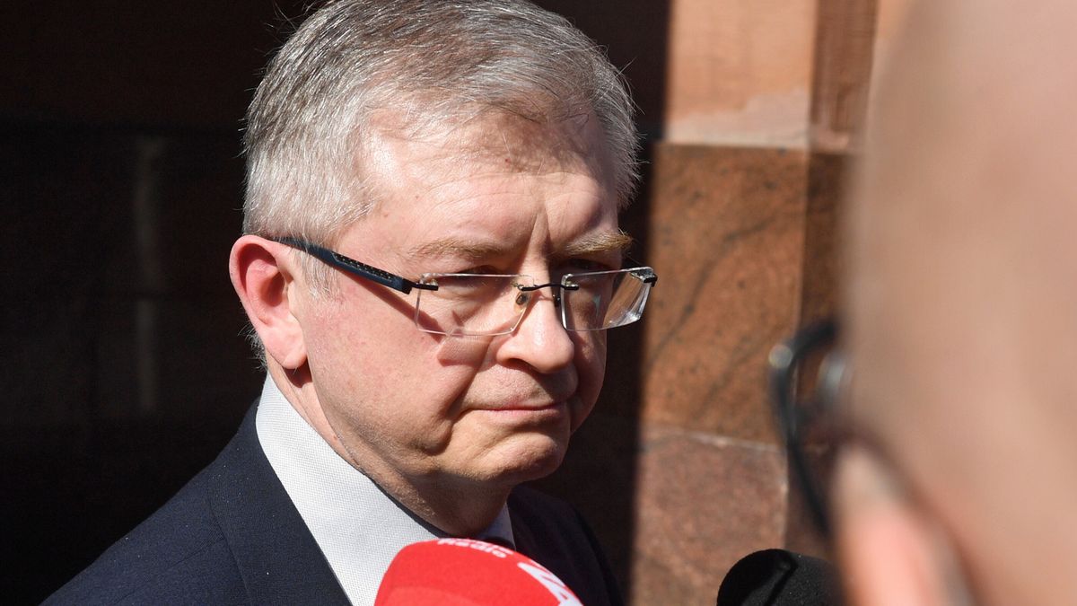 Siergiej AndriejewWarszawa, 23.03.2022. Ambasador Federacji Rosyjskiej w Polsce Siergiej Andriejew po spotkaniu w siedzibie Ministerstwa Spraw Zagranicznych w Warszawie, 23 bm. Rosyjski ambasador zosta� wezwany do MSZ, ok. 40 dyplomat�w FR mo�e zosta� wydalonych z Polski. (aldg) PAP/Radek PietruszkaRadek Pietruszkadyplomaci, dyplomacja, dyplomata, Ministerstwo Spraw Zagranicznych, MSZ, polityk, polityka, wezwani, wydalony, z Polski