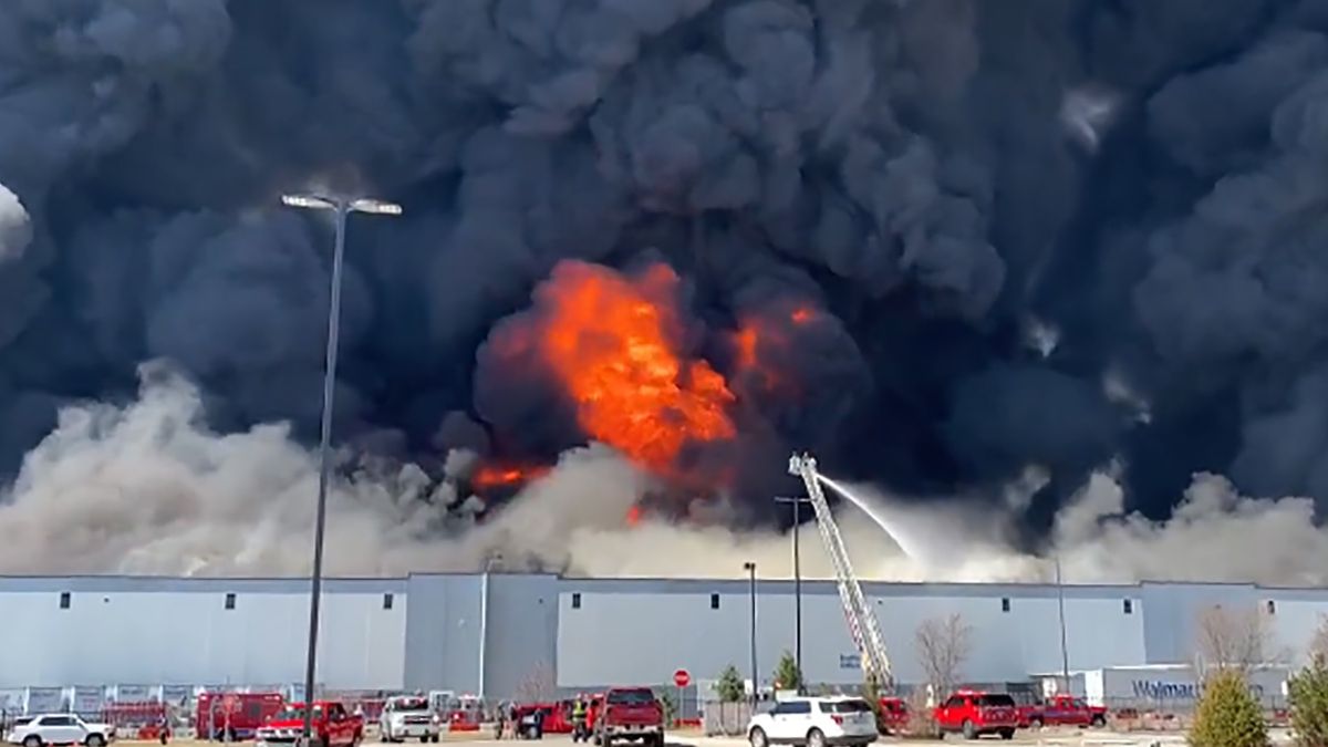 W USA doszczętnie spłonął jeden z magazynów Wallmarta