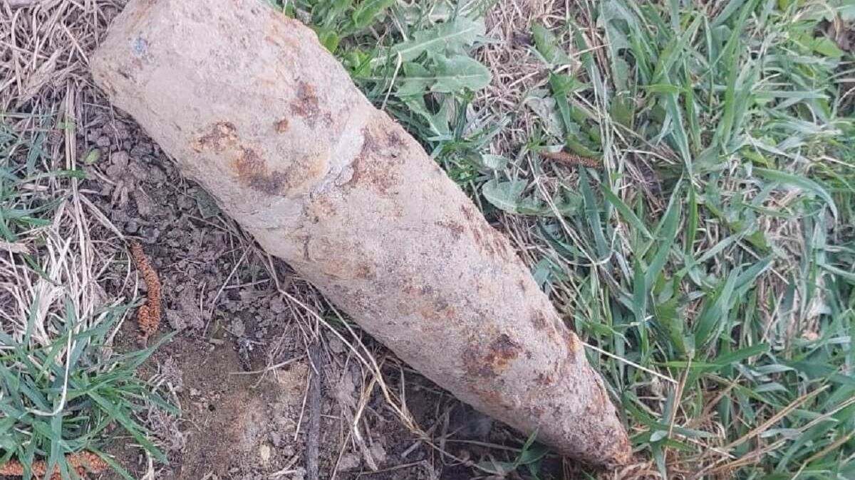Policjanci i saperzy zabezpieczyli pocisk artyleryjski