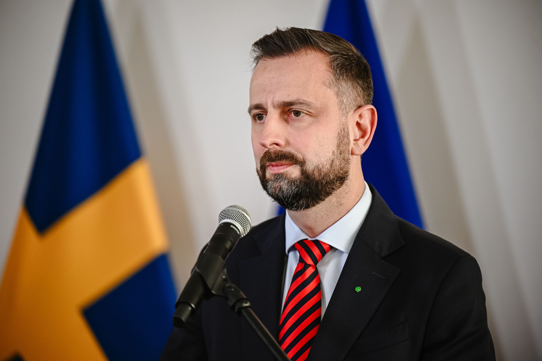 Gdynia, 04.03.2024. Wicepremier, minister obrony narodowej Władysław Kosiniak-Kamysz podczas konferencji prasowej po spotkaniu z ministrem obrony Szwecji Palem Jonsonem w Gdyni, 4 bm. Ministrowie rozmawiali m.in. o współpracy polsko-szwedzkiej w dziedzinie bezpieczeństwa i obronności, realizacji kontraktów, pomocy Ukrainie oraz powitania Szwecji jako członka w NATO. (sko) PAP/Marcin Gadomski