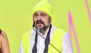 Jakubik zaskoczył. Pokazał na scenie, jaki ma napis na plecach