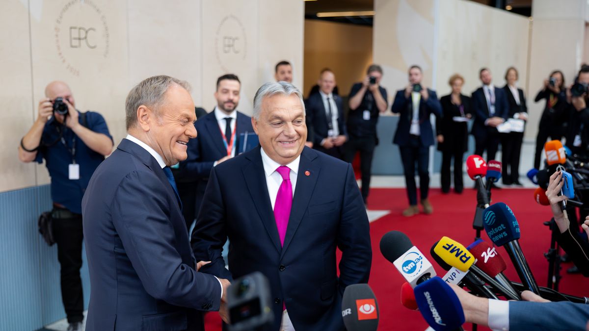 Donald Tusk, Poland's prime minister, left, and Viktor Orban, Hungary's prime minister, arrive at the European Political Community (EPC) summit in Copenhagen, Denmark, on Thursday, Oct. 2, 2025. The UK will no longer automatically allow refugees granted asylum to stay indefinitely or reunite with their families, as Prime Minister Keir Starmer seeks to curb the incentives for migrants crossing the English Channel. Photographer: Nichlas Pollier/Bloomberg via Getty Images