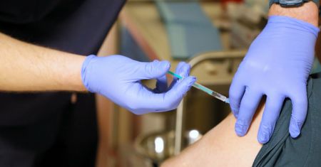 Szczepionka przeciw COVID-19. Przychodnie szczepią sześć osób dziennie. "Chętnych dziesiątki więcej"